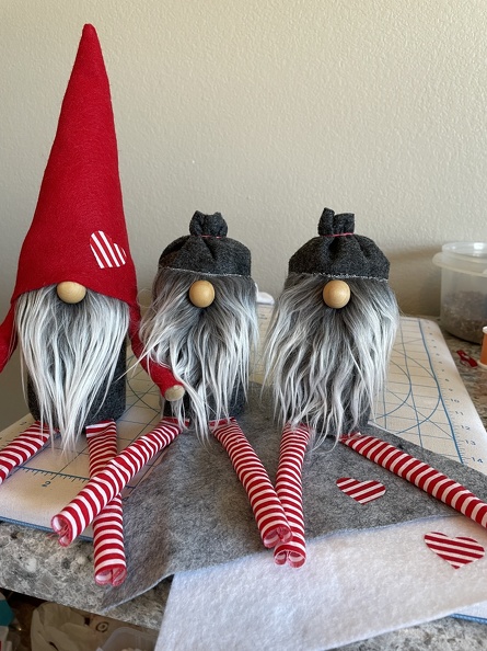 Heart Gnomes with Legs1.JPG
